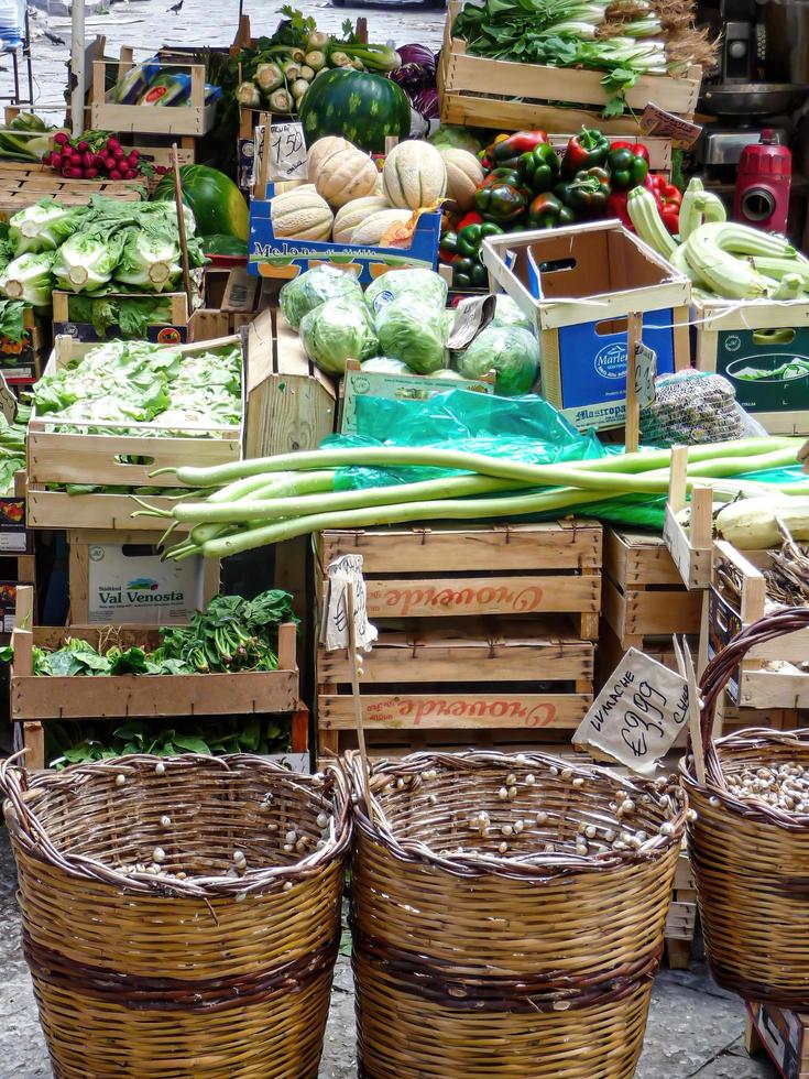 palermo, Italien, 2015 - frukt och grönsaker erbjuds på en marknad i Palermo, Italien foto