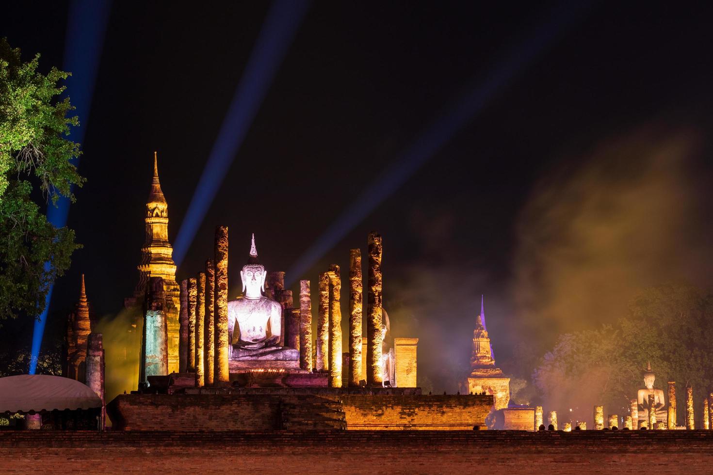 gammalt buddhistiskt tempel på natten med färgglada ljus. foto