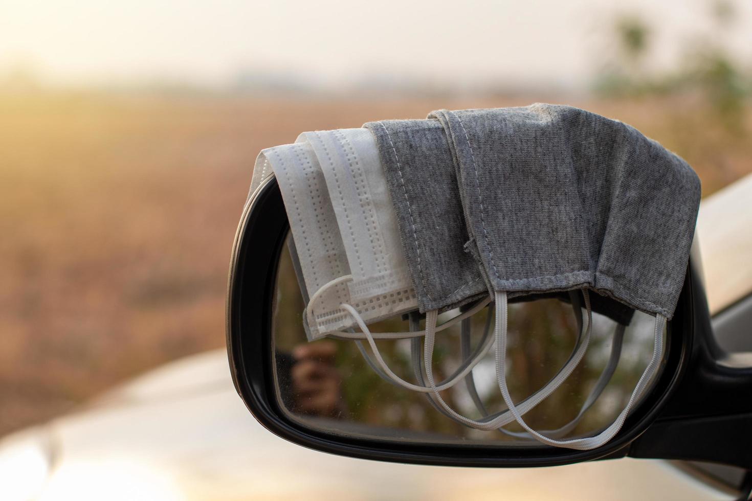 hygieniska masker på bilens sidospegel. foto