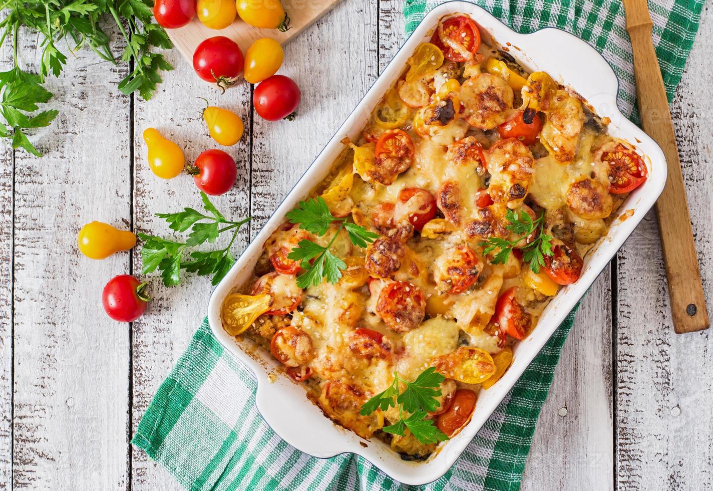 vegetarisk grönsaksgryta med zucchini, champinjoner och körsbärstomater foto