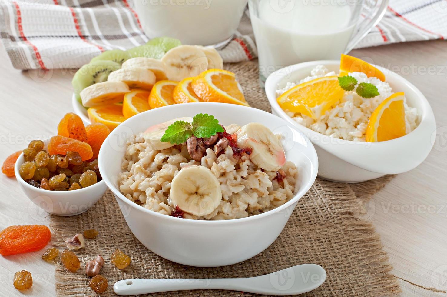 hälsosam frukost - havregryn, keso, mjölk och frukt foto