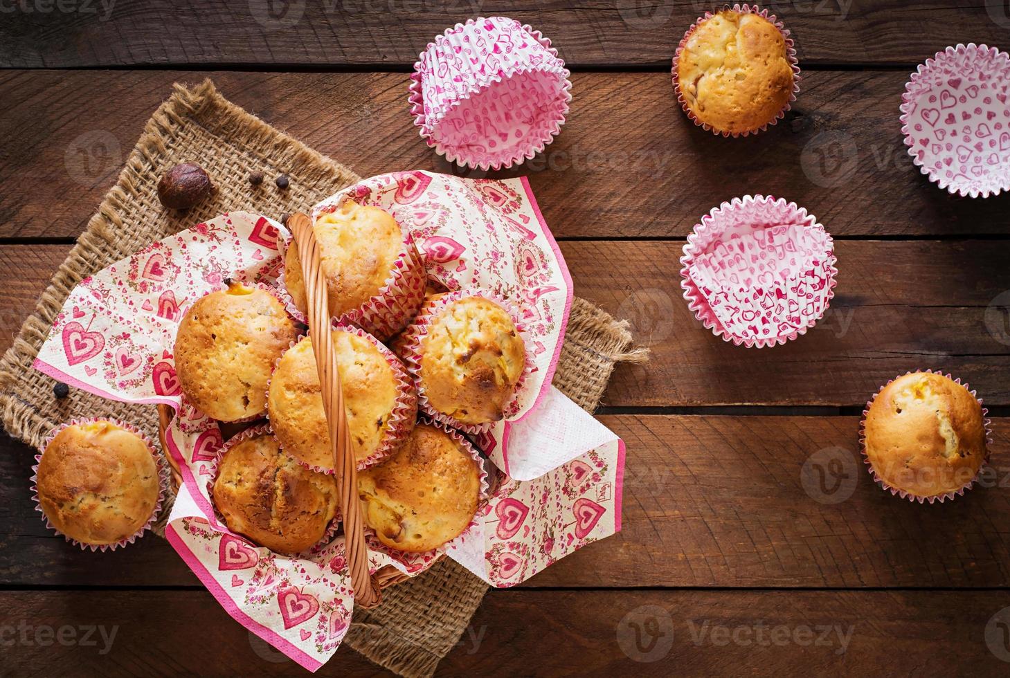 fruktmuffins med muskotnöt och kryddpeppar på en träbakgrund foto