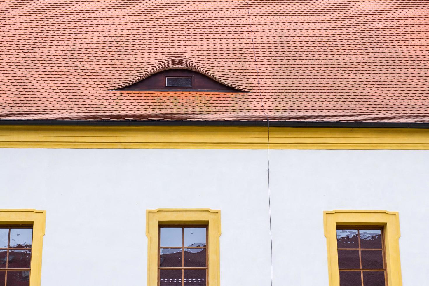 fasad av ett gammalt tyskt hus med träfönster och vita väggar foto
