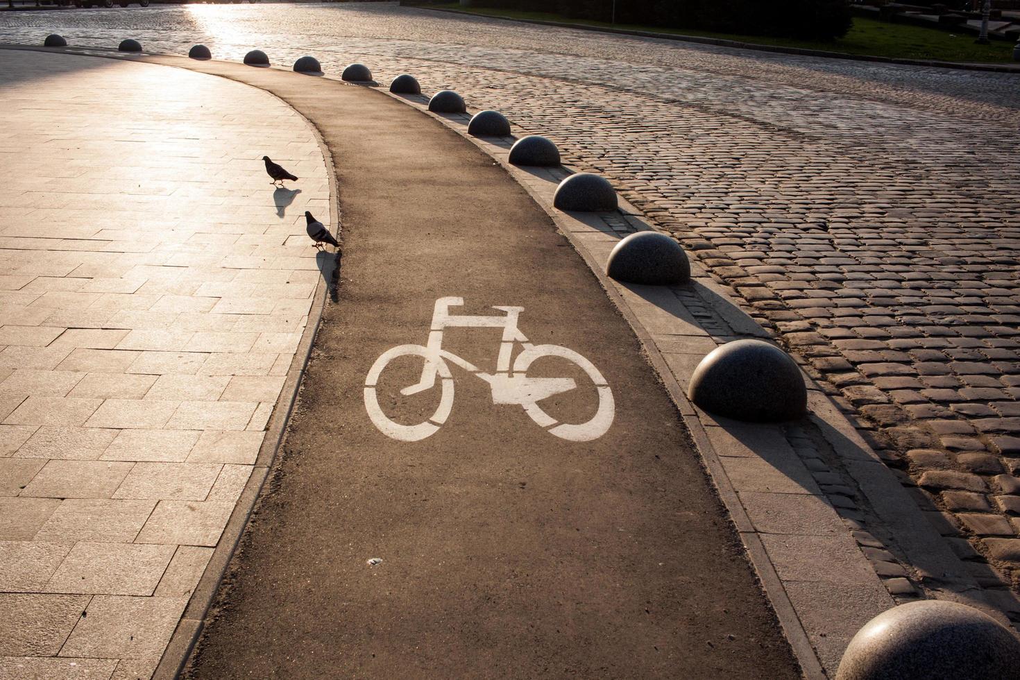 bild av tom cykelväg i gamla europ city foto