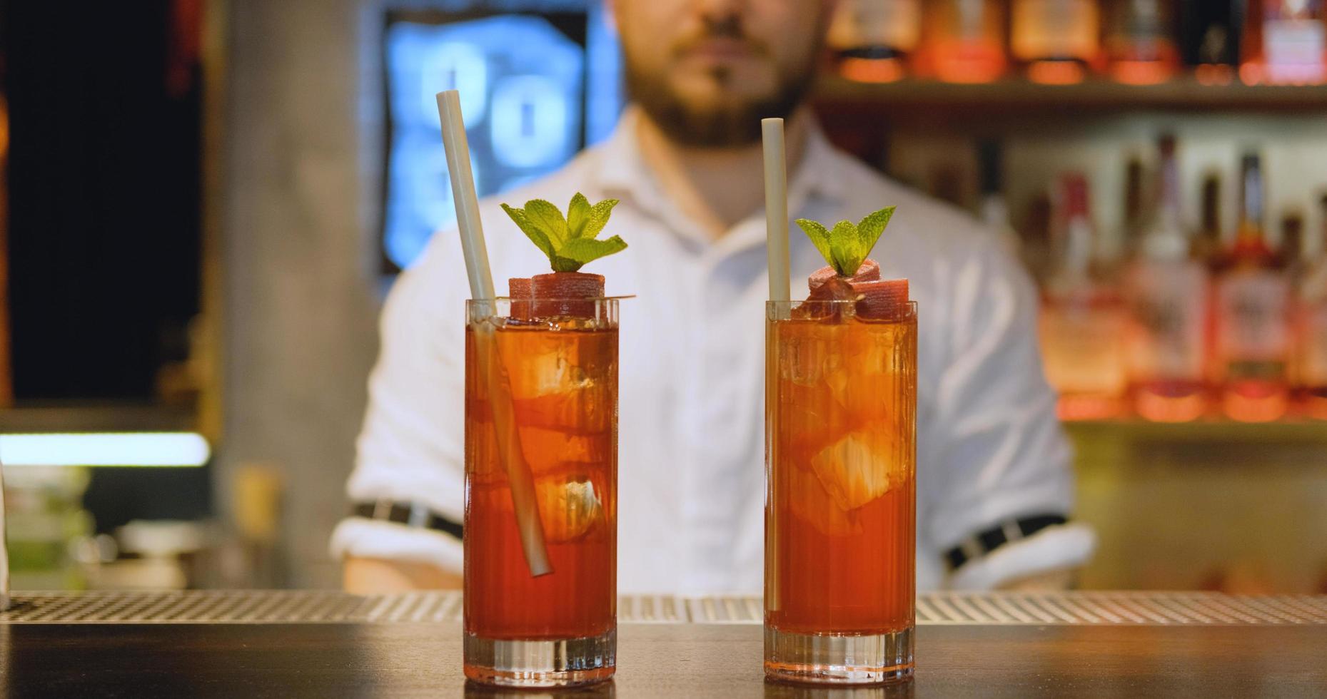 manlig bartender jobbar på puben foto