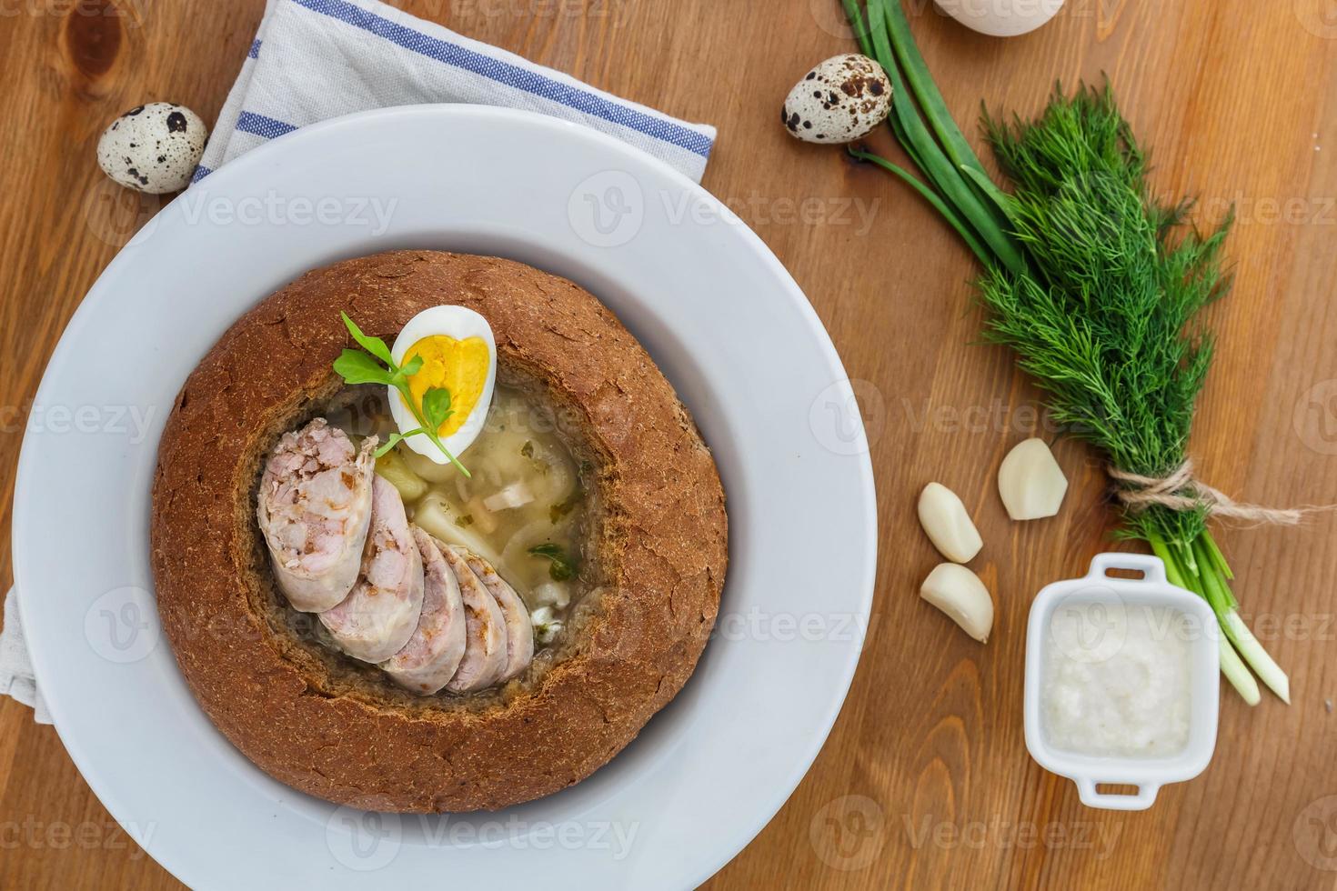 traditionell vit borscht med korv, ägg i bröd foto
