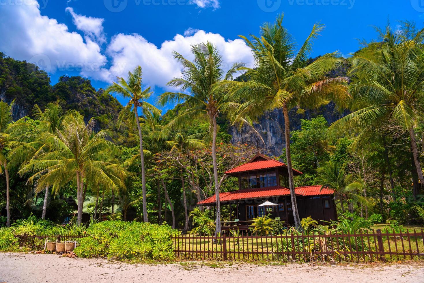 rött tak bungalowhus på railay beach west, ao nang, krabi, th foto