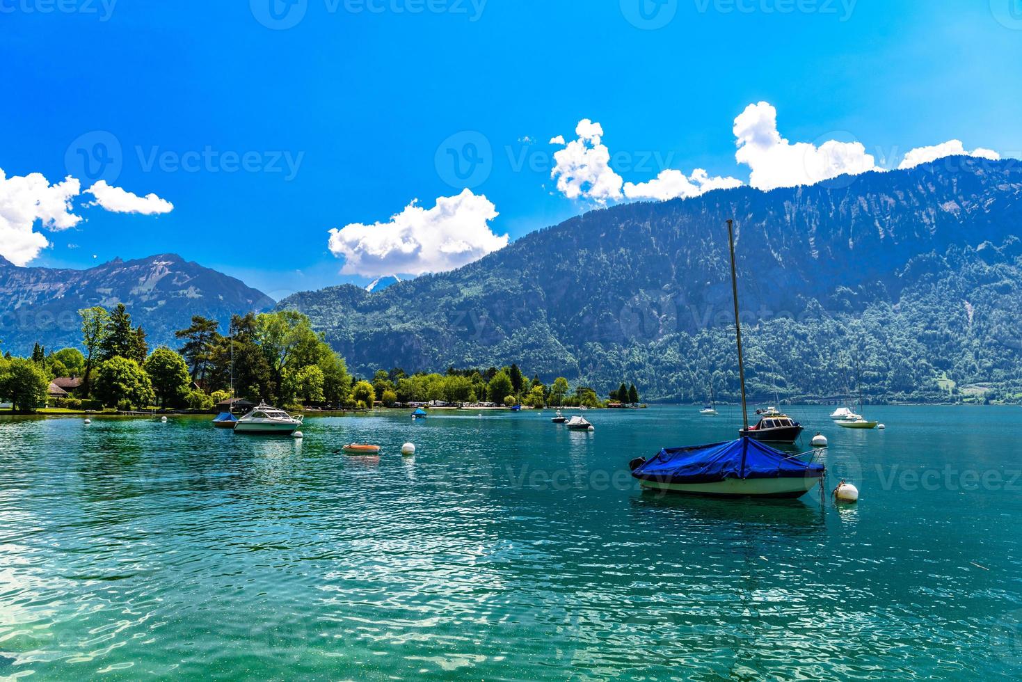 segelbåtar i sjön thun, thunersee, bern, schweiz foto