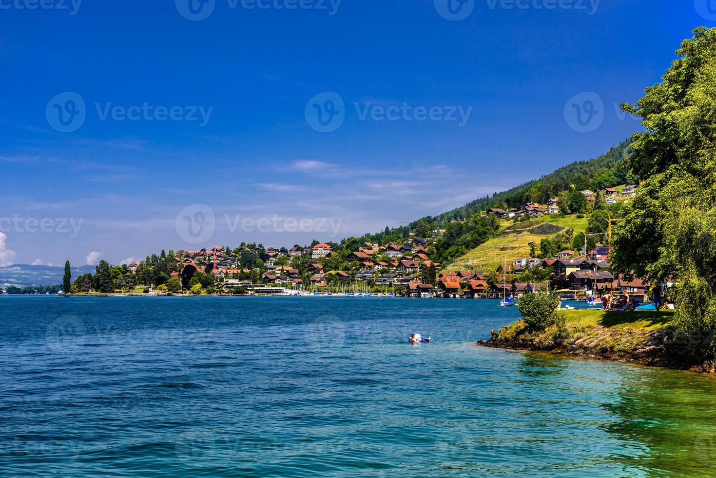 hus nära sjön thun, thunersee, bern, schweiz foto