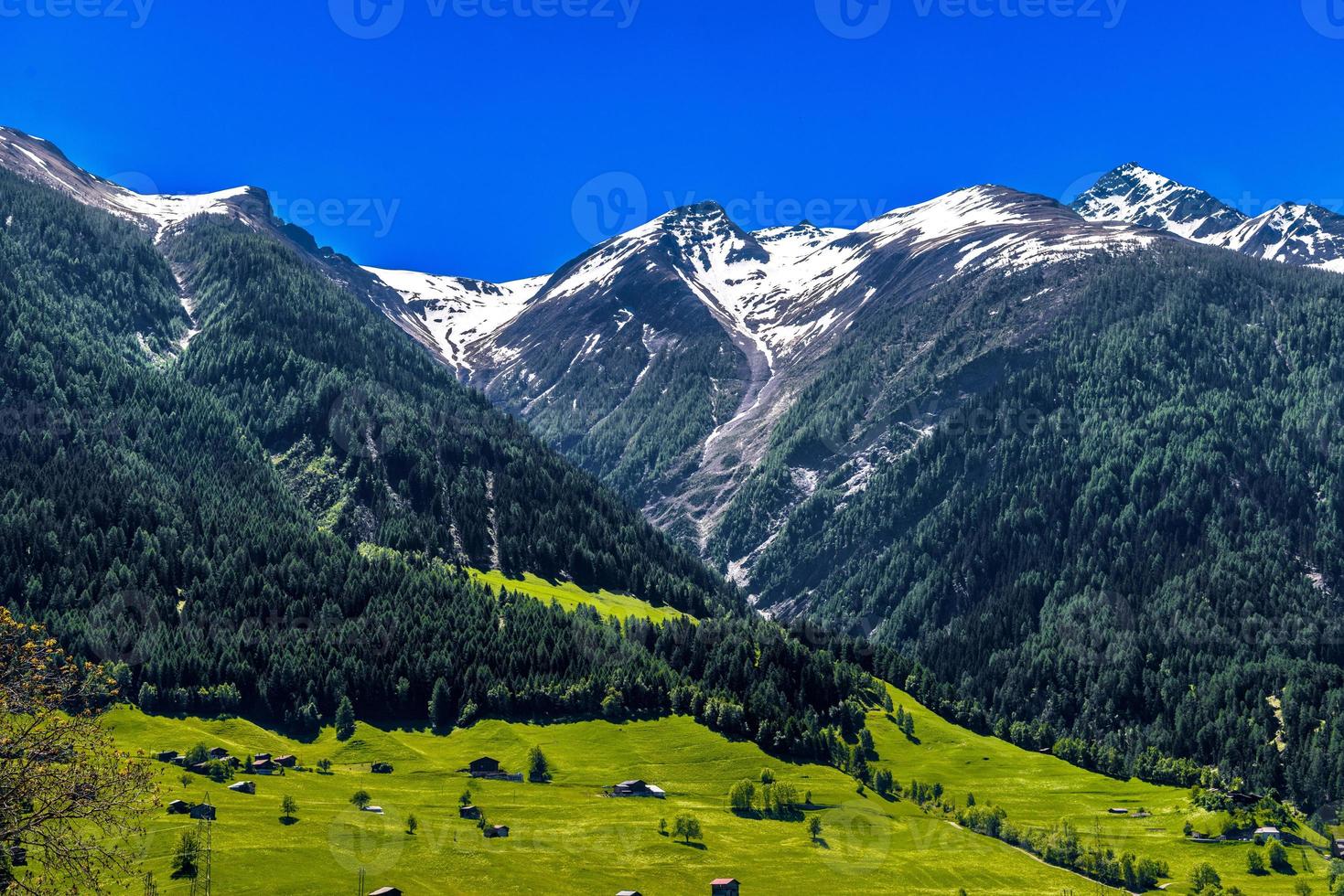 fält med hus i schweiziska alperna, moerel, filet, oestlich raron, schweiz foto