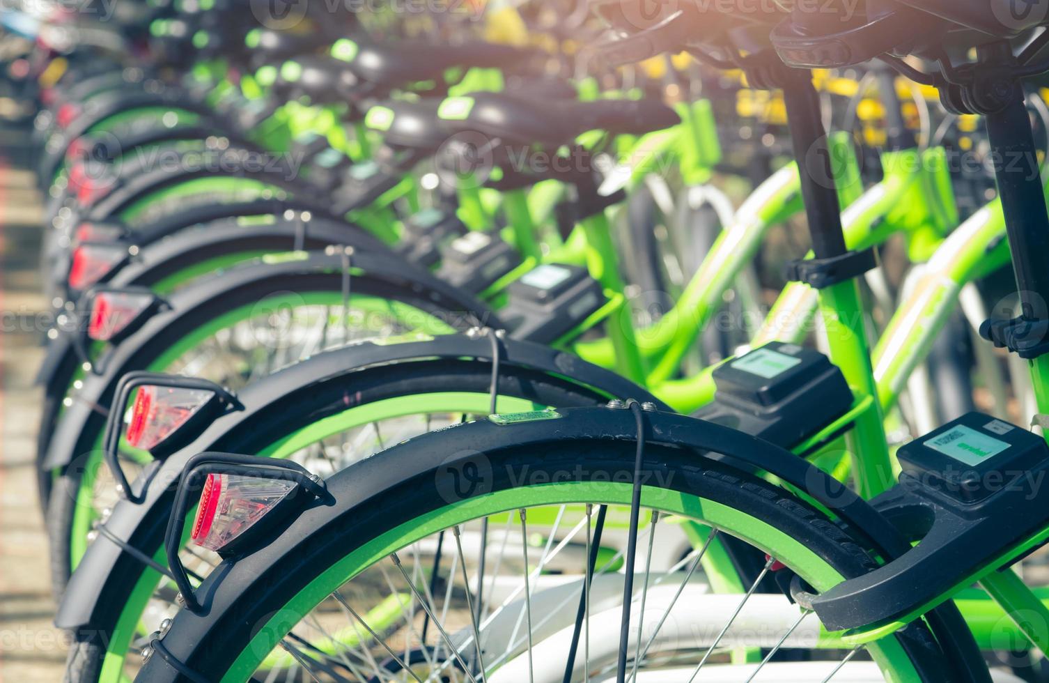 cykeldelningssystem. cykeluthyrningsverksamhet. cykel för stadsrundtur vid cykelparkeringsstation. miljövänliga transporter. stadsekonomi kollektivtrafik. cykelstation i parken. hälsosam livsstil. foto