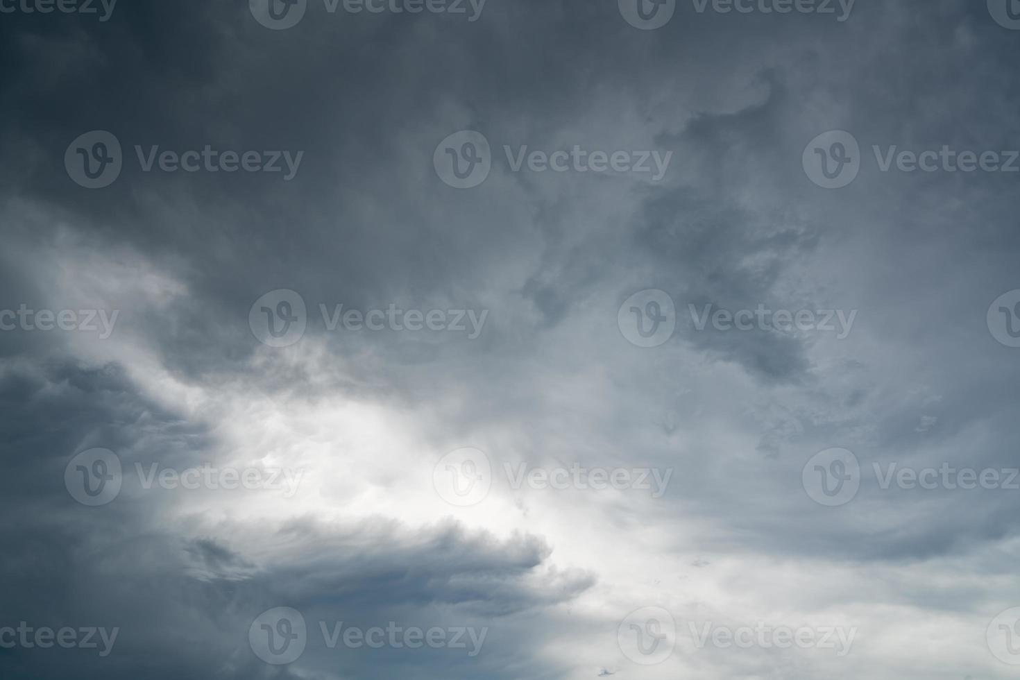 mörk dramatisk himmel och moln. bakgrund för död och sorgligt koncept. grå himmel och fluffiga vita moln. åska och storm himmel. ledsen och lynnig himmel. natur bakgrund. död abstrakt bakgrund. molnlandskap. foto