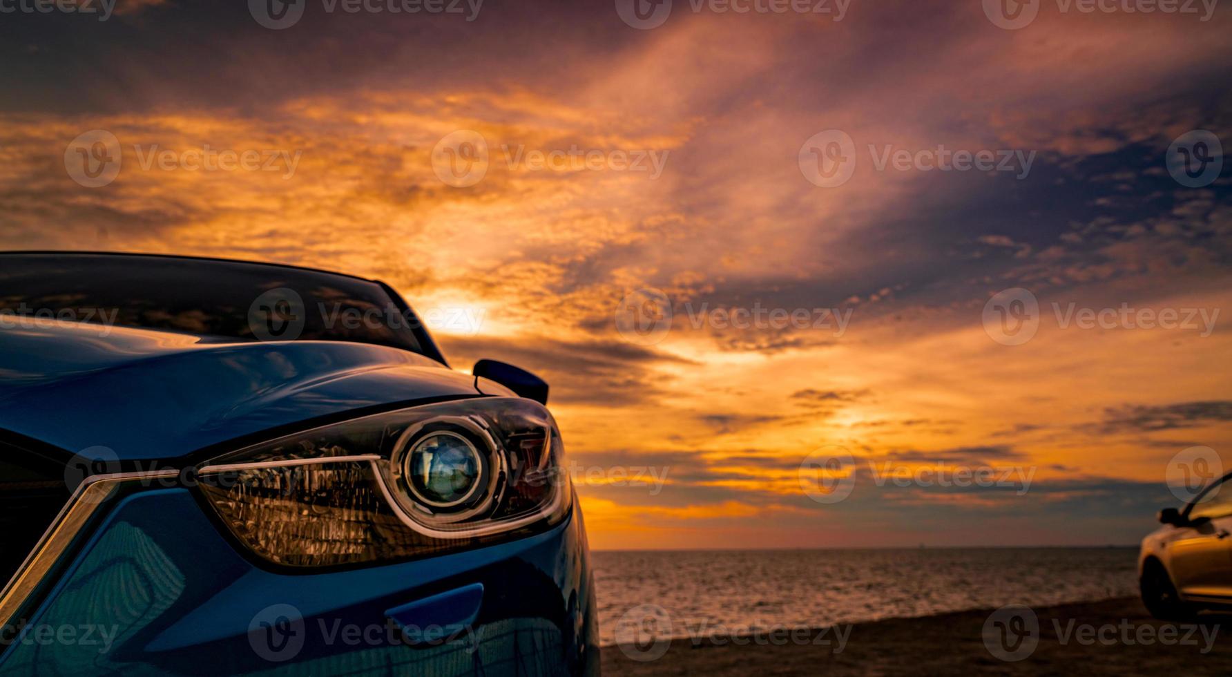 lyxig blå suv-bil parkerad på vägen bredvid tropisk strand med vacker solnedgångshimmel. ny bil med sport och modern design. bilkörning för sommartur. bilindustrin. naturlandskap. foto