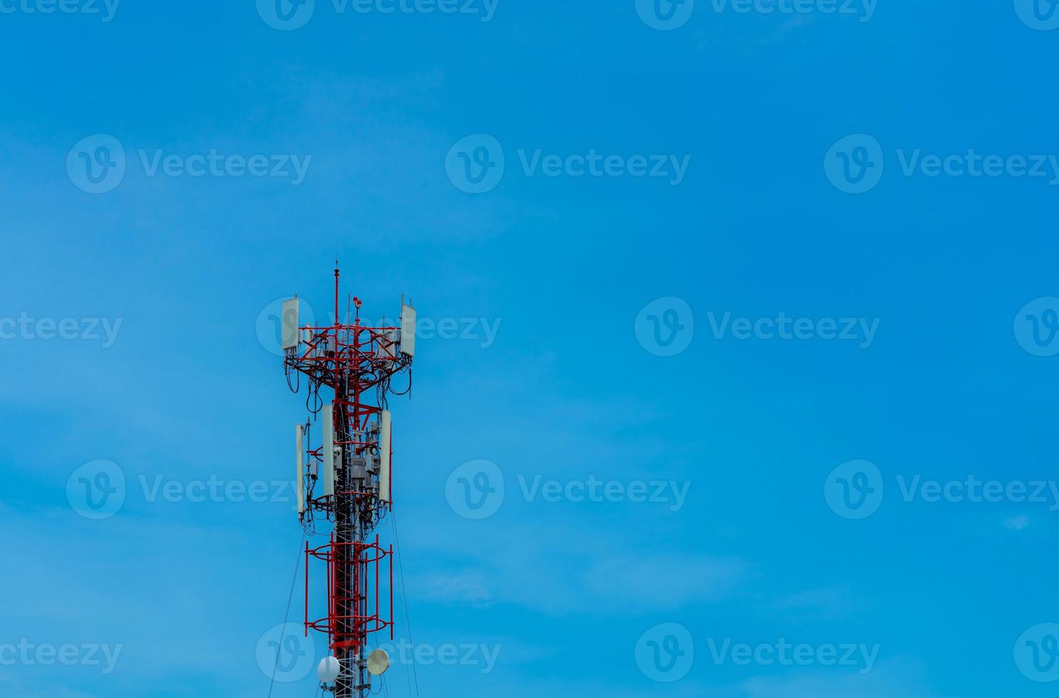 telekommunikationstorn med klarblå himmel bakgrund. antenn på blå himmel. radio och satellitstolpe. kommunikationsteknologi. telekommunikationsindustrin. mobil eller telekom 4g-nätverk. teknologi foto