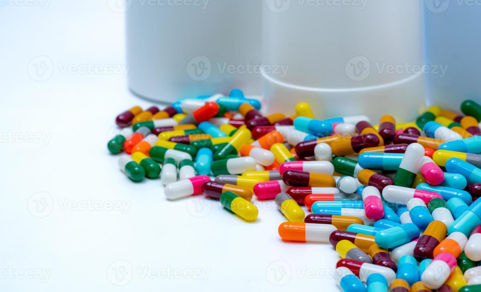 selektivt fokus på färgglada antibiotikakapselpiller på oskärpa plastflaska. antibiotikaresistenskoncept. läkemedelsindustri. sjukvård och medicin. läkemedelstillverkning. foto