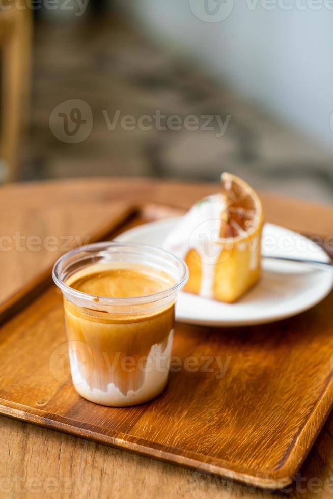 smutsigt kaffe - ett glas espressoskott blandat med kall färsk mjölk foto