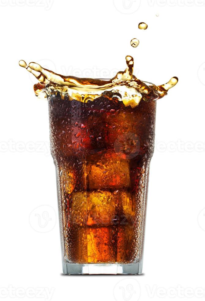kallt glas cola isolerad på vit bakgrund foto