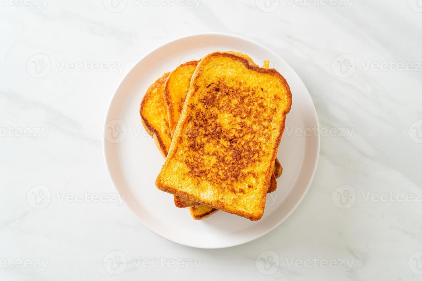 fransk toast på vit tallrik foto