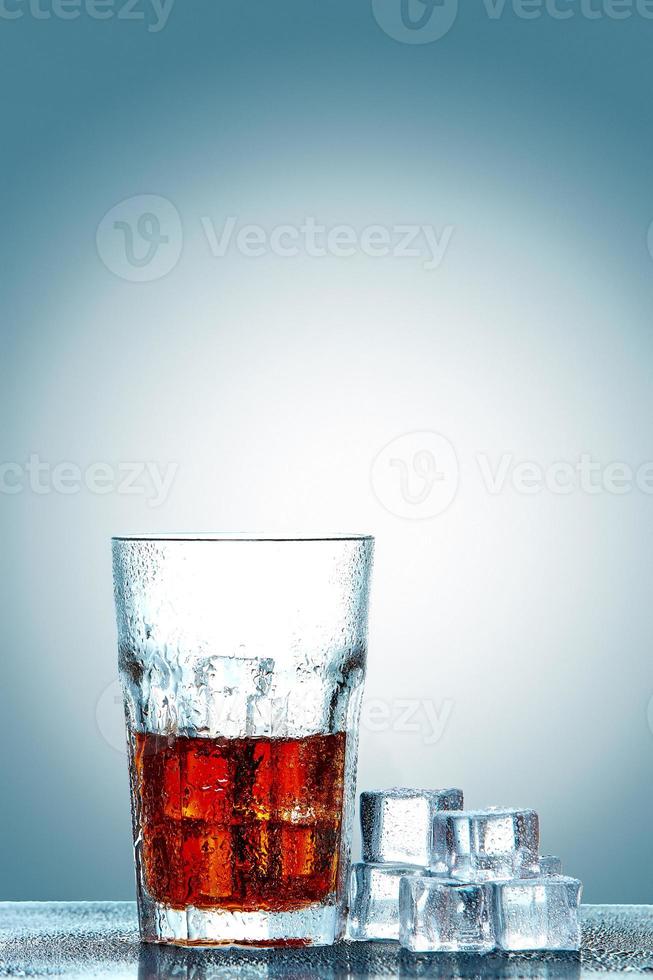 glas cola med isbitar foto