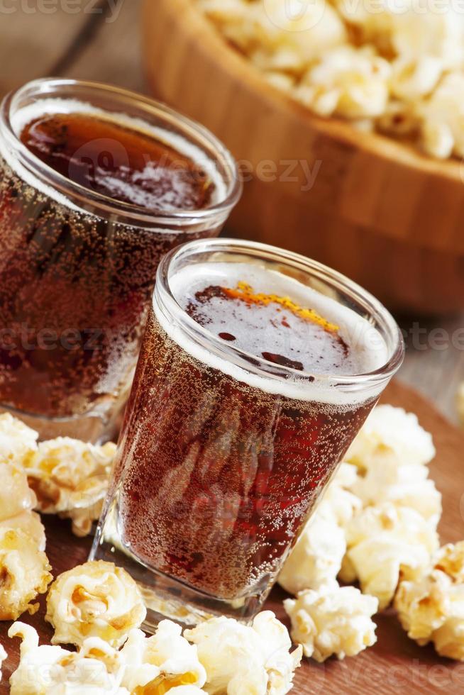 karamellpopcorn och cola i ett glas foto