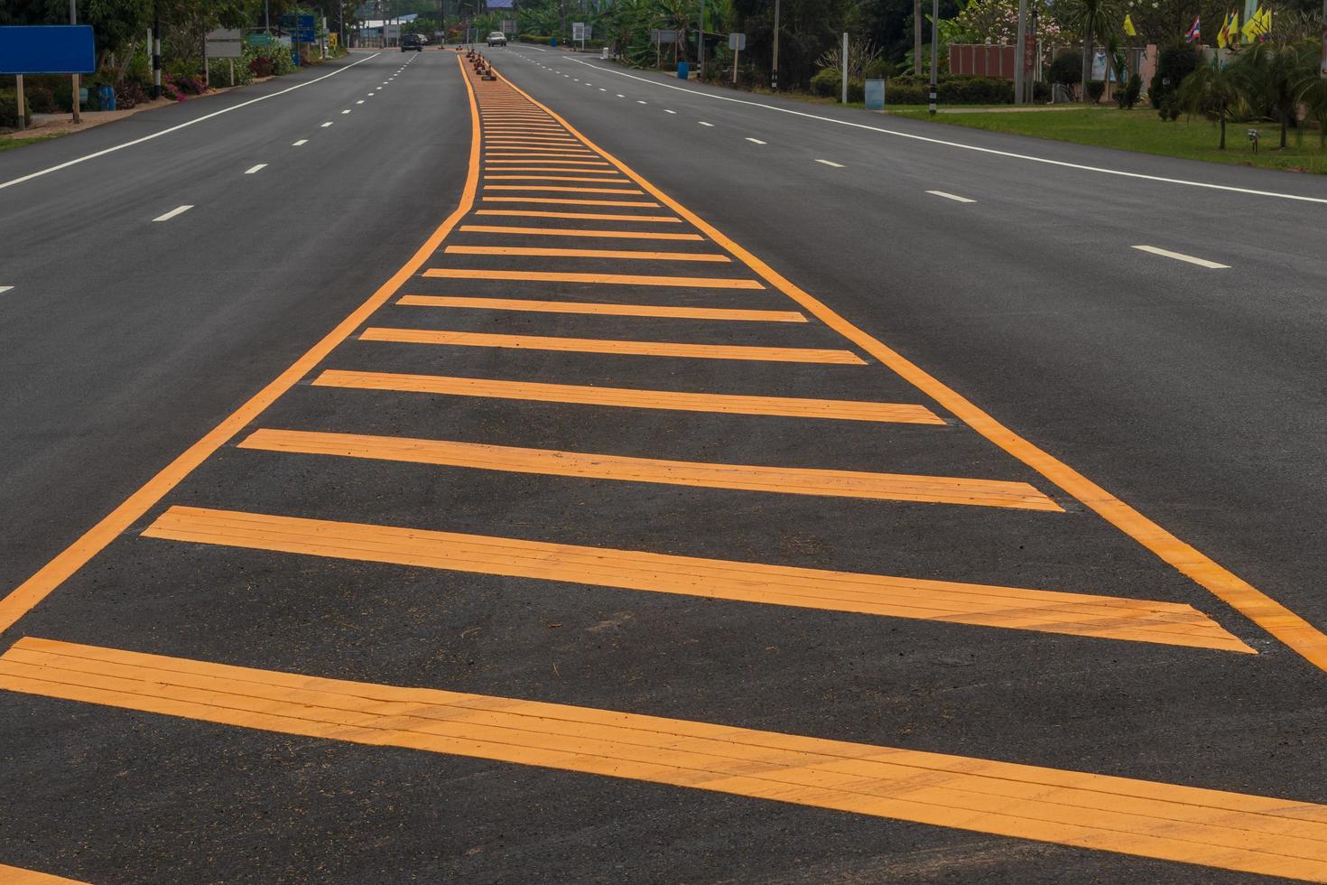 gul linje i mitten av den asfalterade vägen. foto