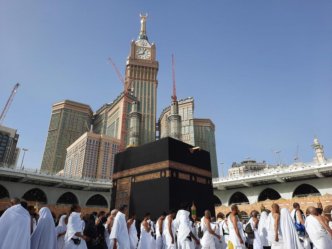 mecka, saudiarabien, maj 2022 - människor i moskén al-haram foto