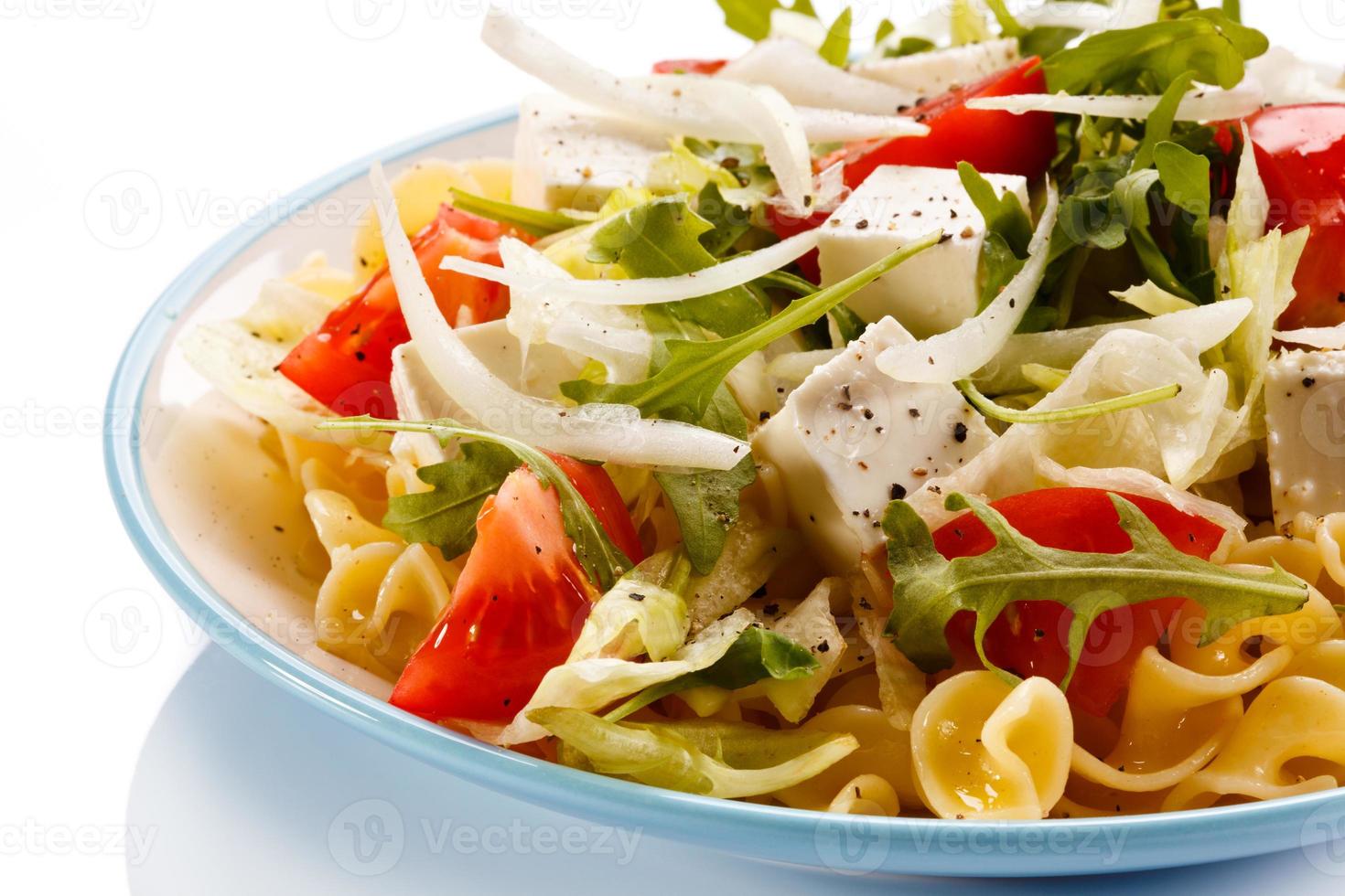 pasta med feta och grönsaker foto