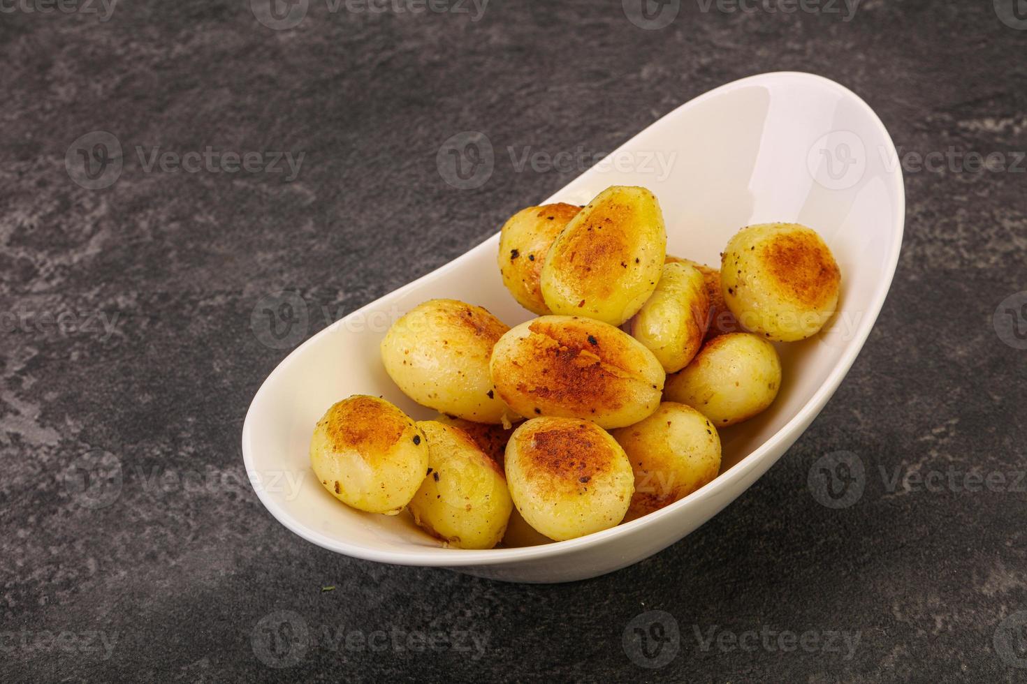 rostad babypotatis i skålen foto