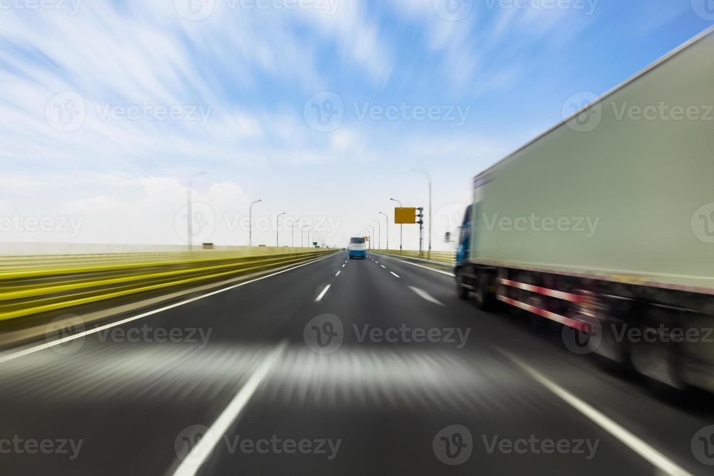 lastbil på en snabb expressväg, rörelsesuddighet foto