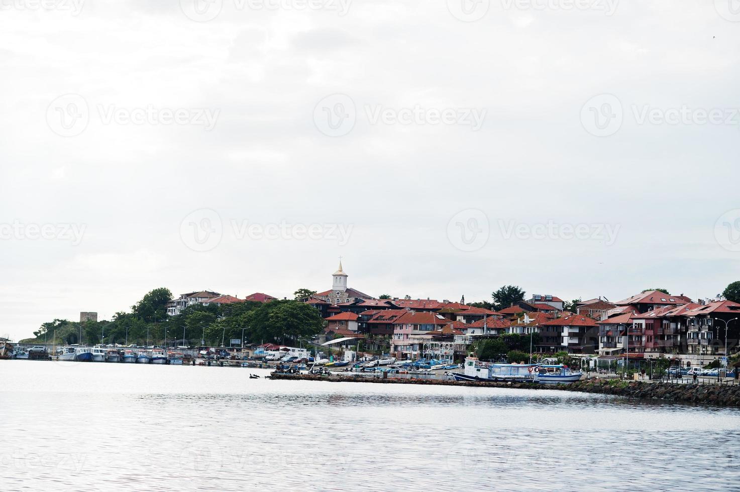 utsikt över hamnen och bryggan i Nesebar, Bulgarien. foto