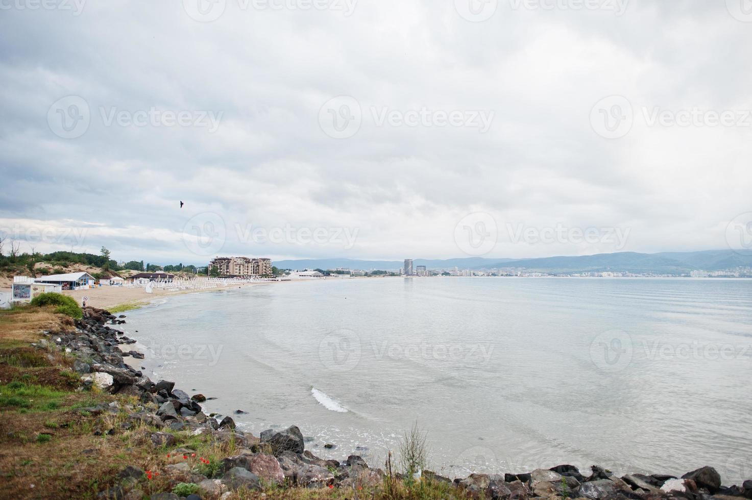 utsikt över den soliga stranden, bulgarien. foto