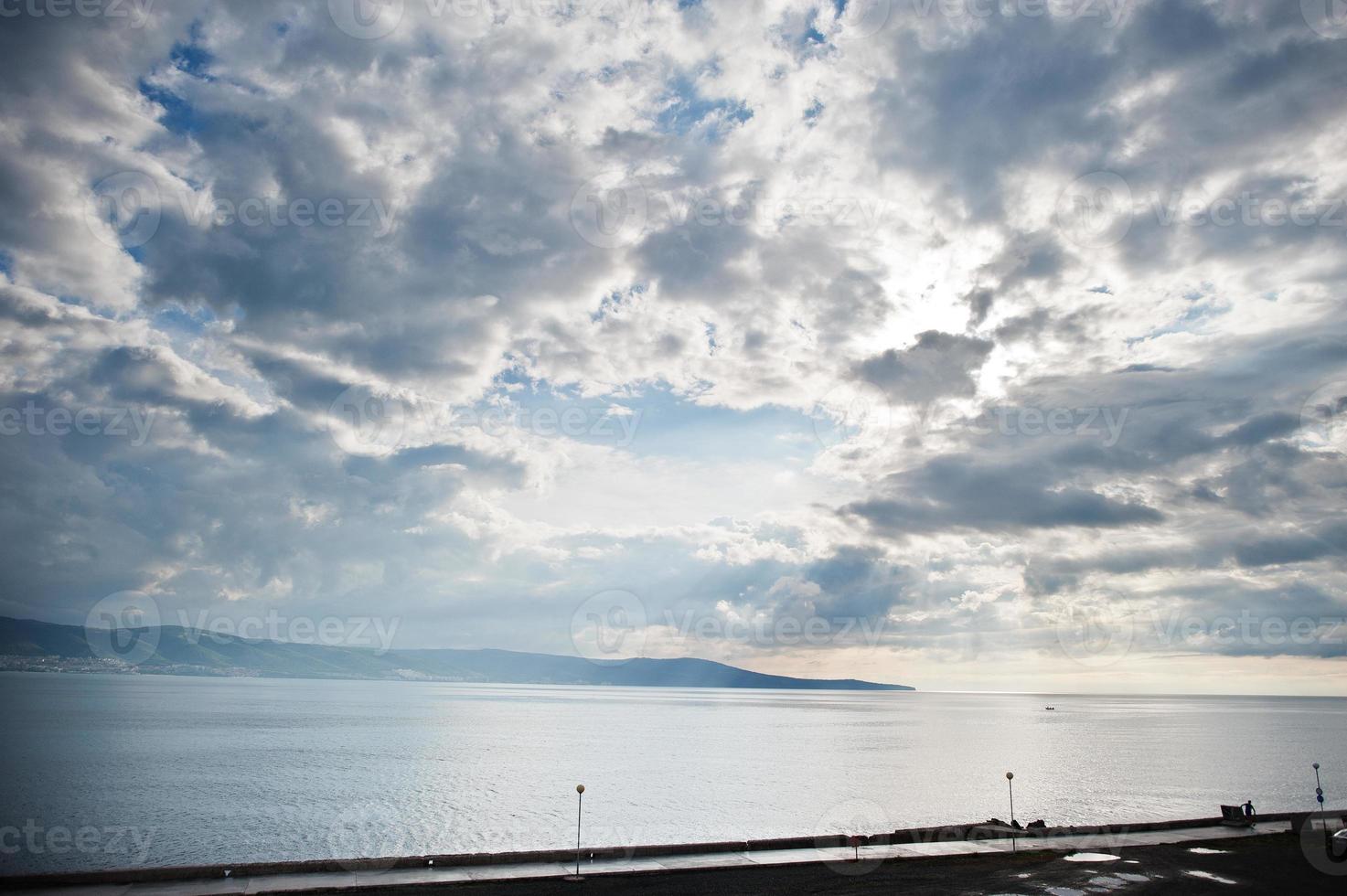 parkområde och strandpromenad vid staden nesebar, bulgarien. foto