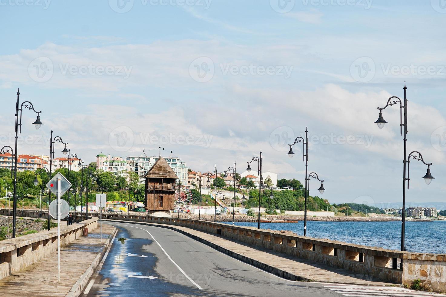 väg med väderkvarn till gamla stan nesebar, bulgarien. foto