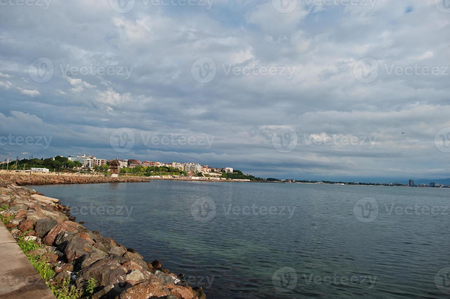 steniga kusten av havet vid nesebar, bulgarien. foto