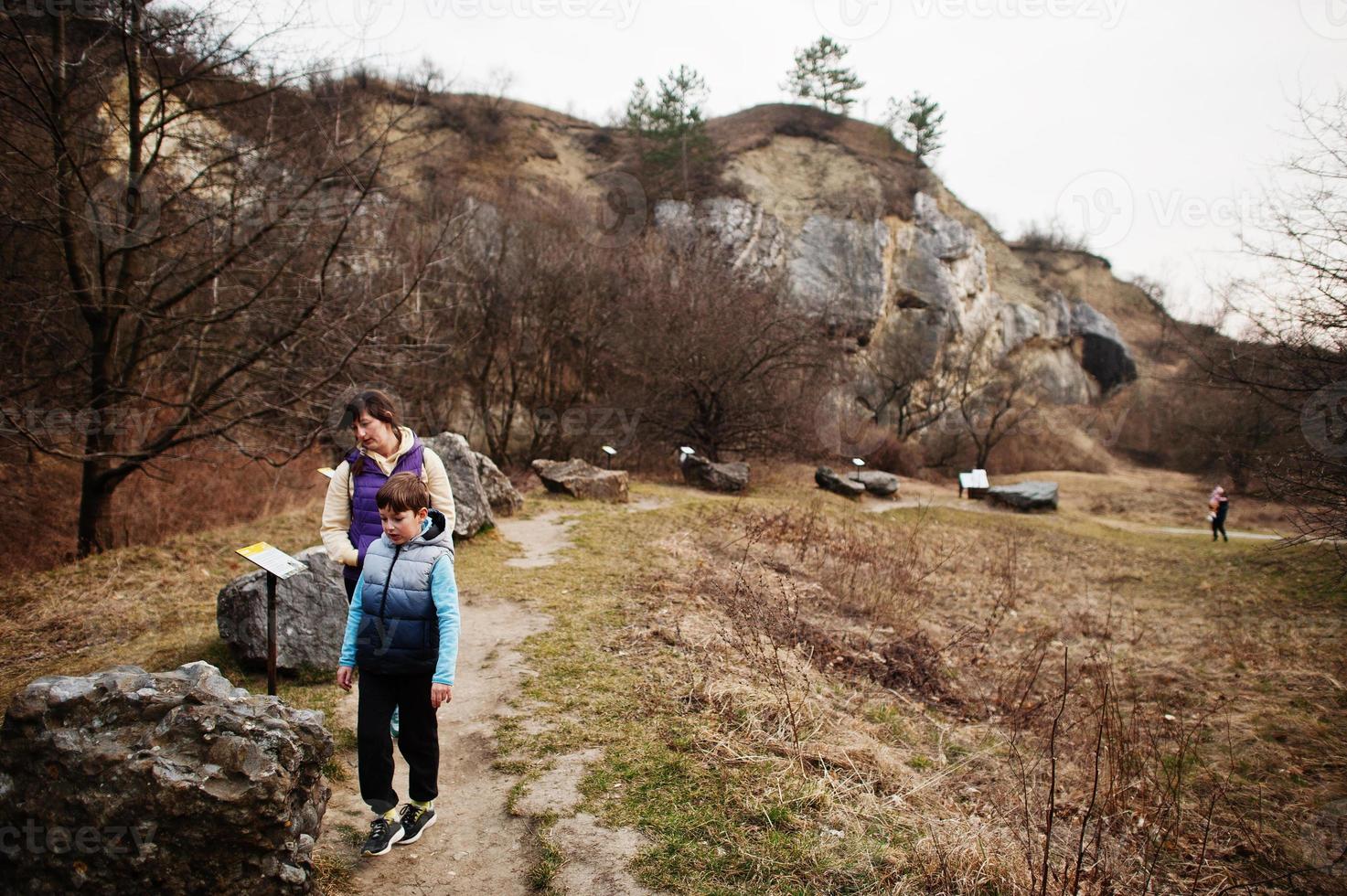 familj på turold science trail, mikulov, tjeckien lär dig typer av stenraser. foto