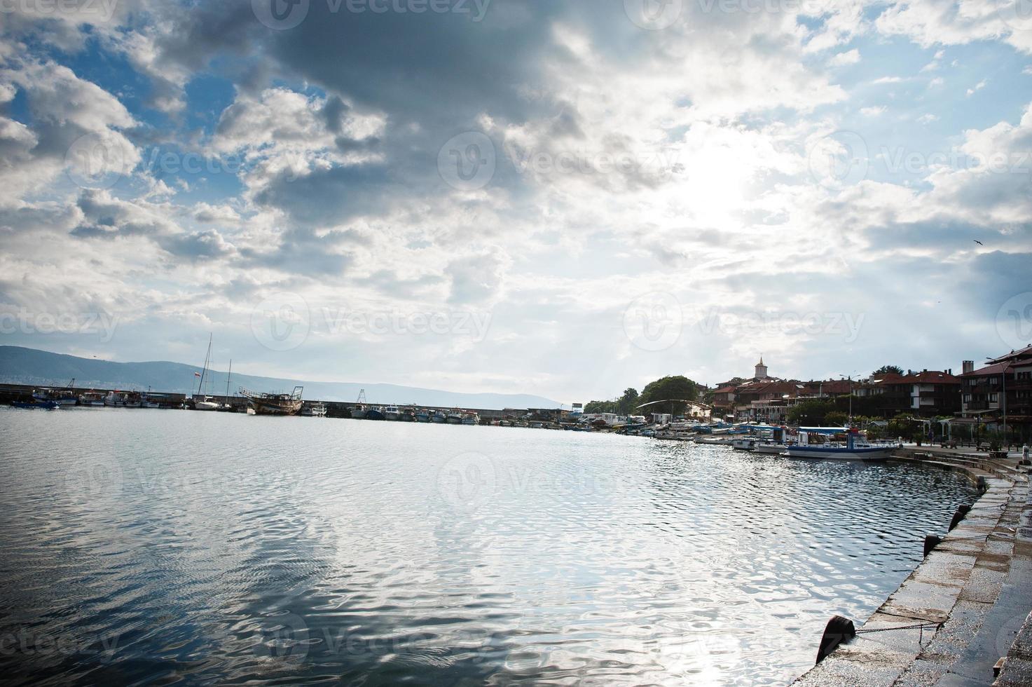 soluppgång på kusten av nessebar, bulgarien. foto