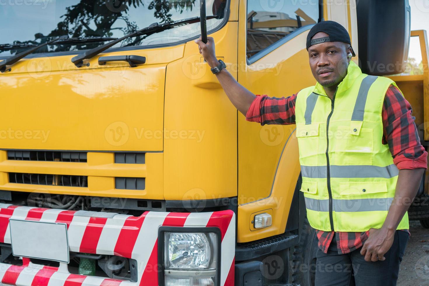 lastbilschaufför man ler säker på försäkringsgodstransport foto