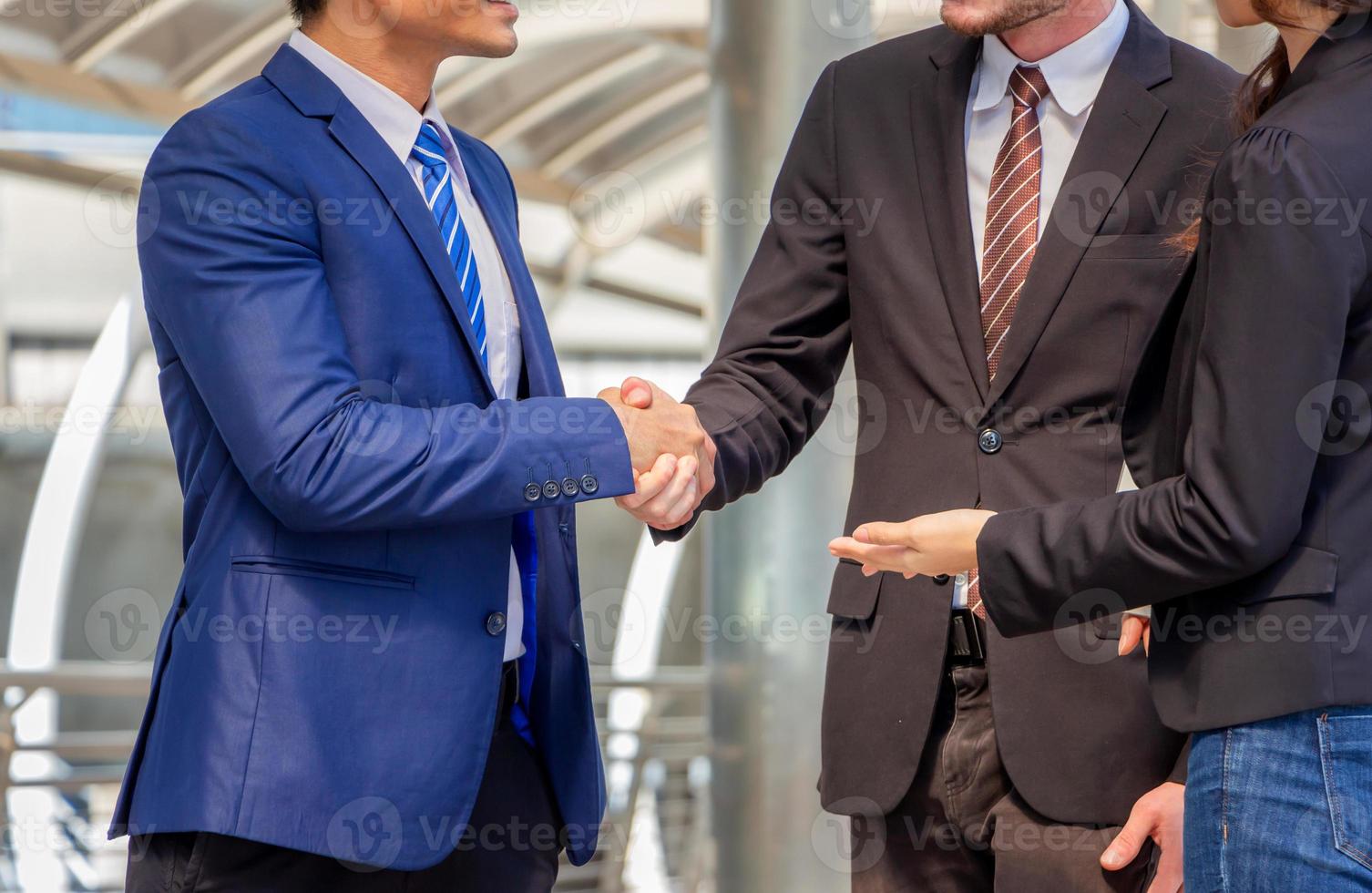 framgång och lycka team koncept, affärsman handslag avslutar ett möte foto