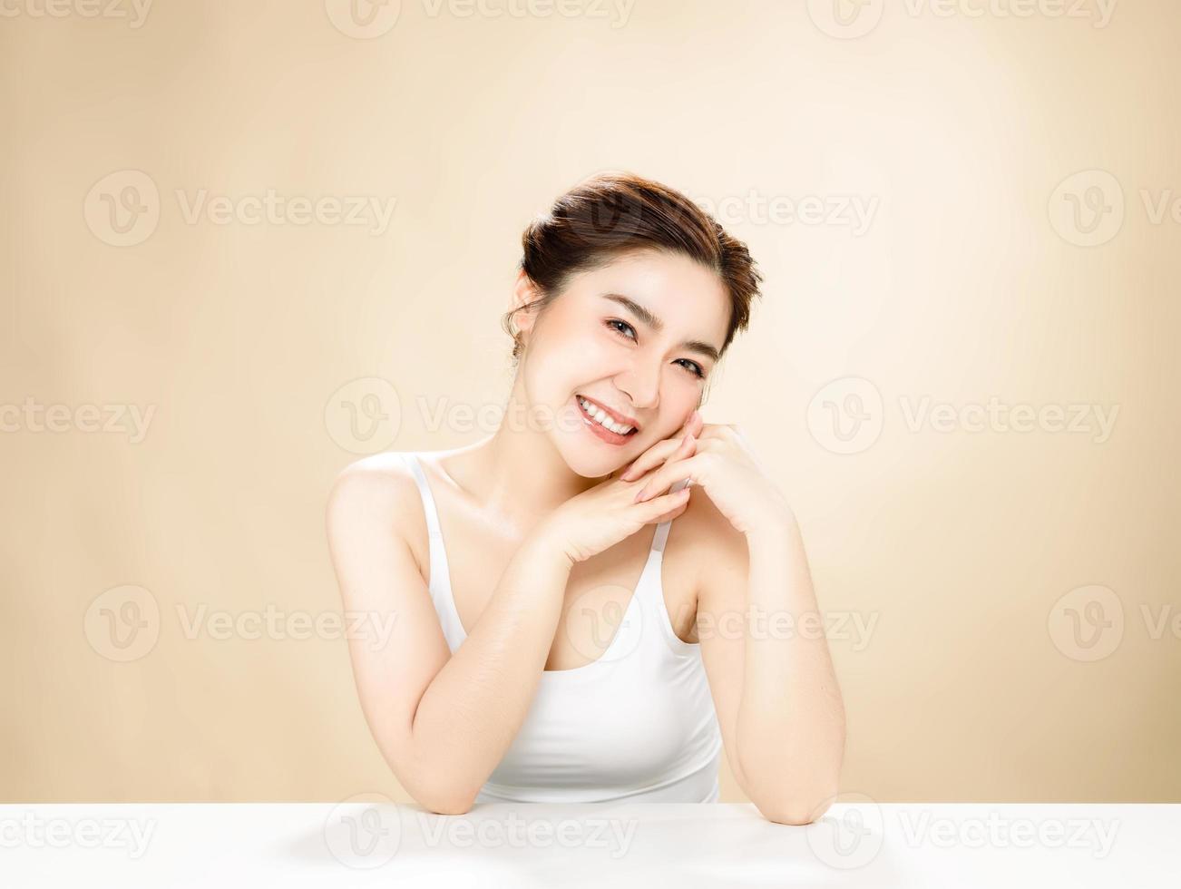 asiatisk kvinna med ett vackert ansikte och fräsch, slät hud är klädd i rosa. foto