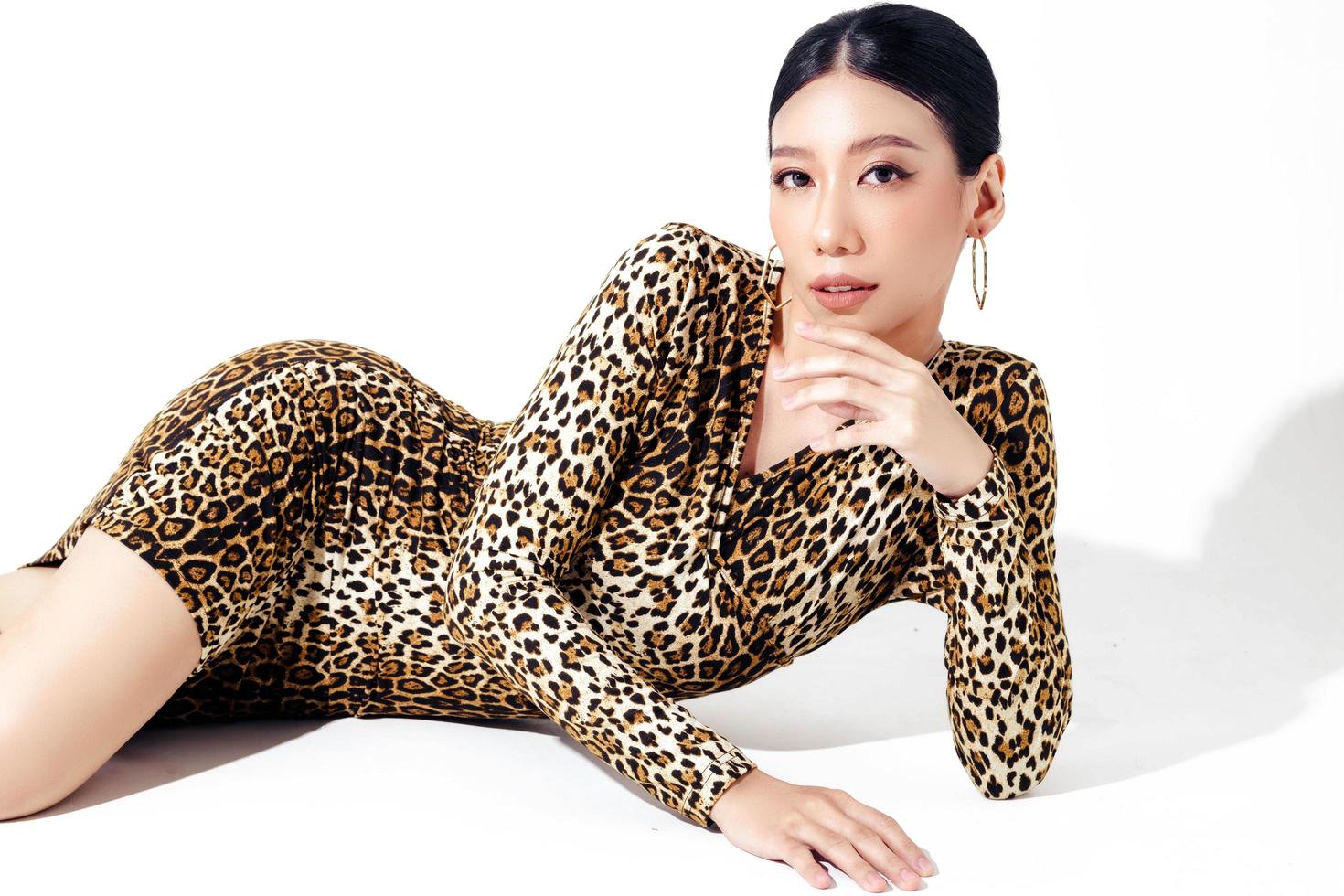 sexig asiatisk kvinna i leopardmönstrad tights klänning. foto