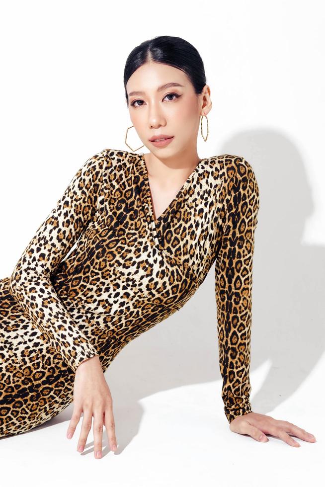 sexig asiatisk kvinna i leopardmönstrad tights klänning. foto
