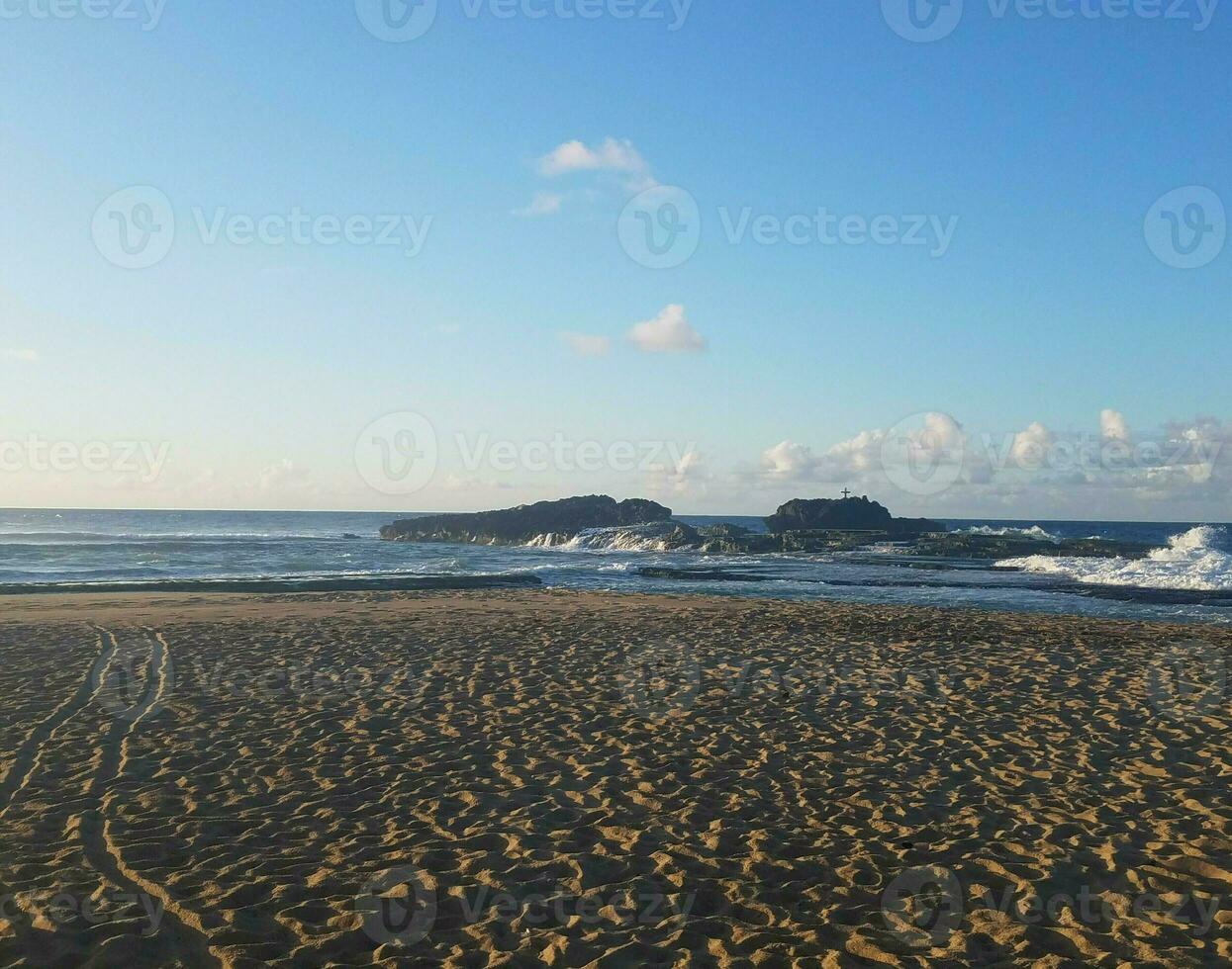 sand och vågor på stranden i isabela, puerto rico med kors foto