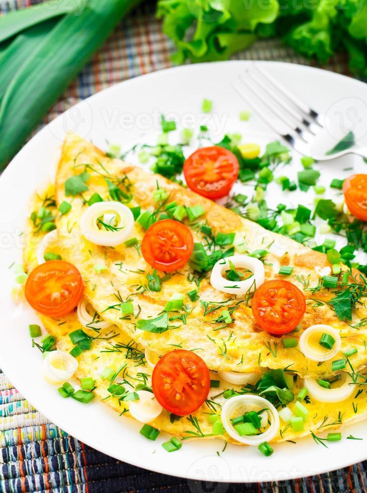 omelett med färska örter foto