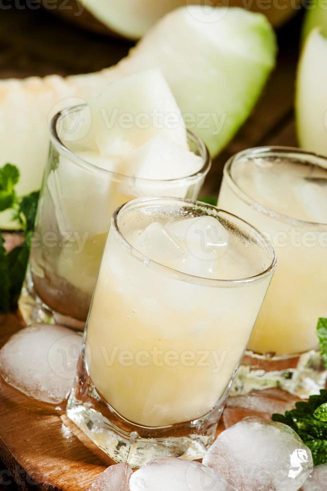 uppfriskande drink med sommarmelon med is och mynta foto
