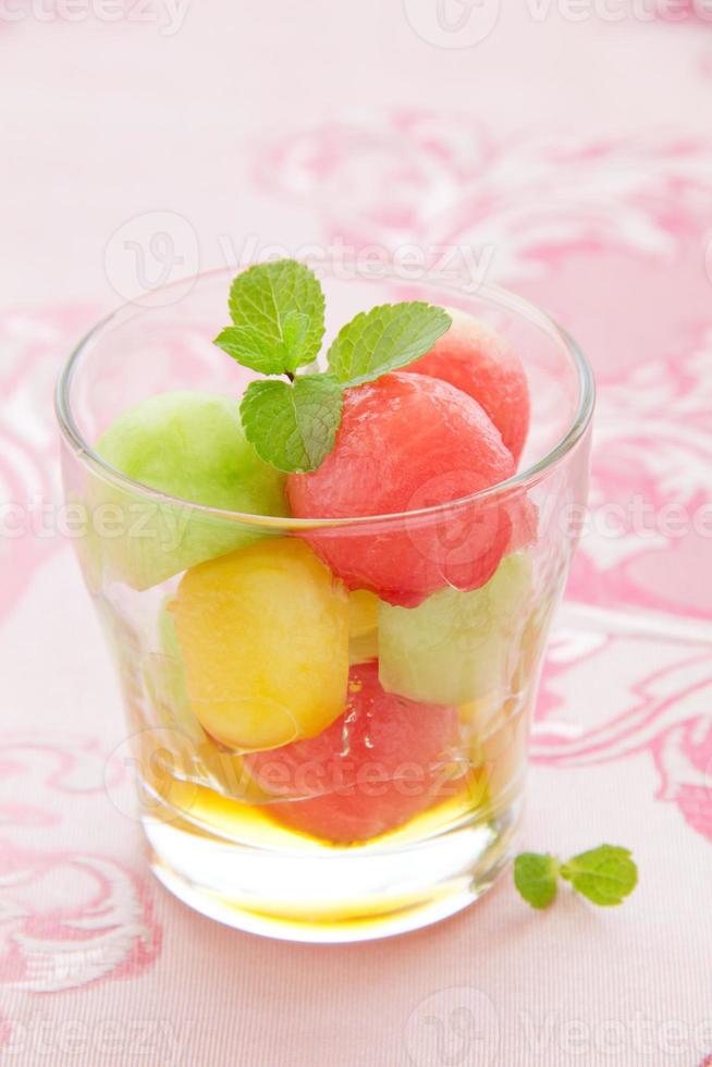 dessert sallad av vattenmelon och cantaloupe med honung. foto