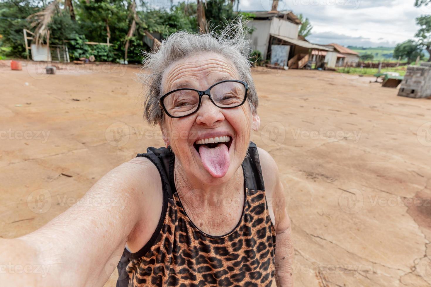 äldre kvinna bonde tar en selfie. foto