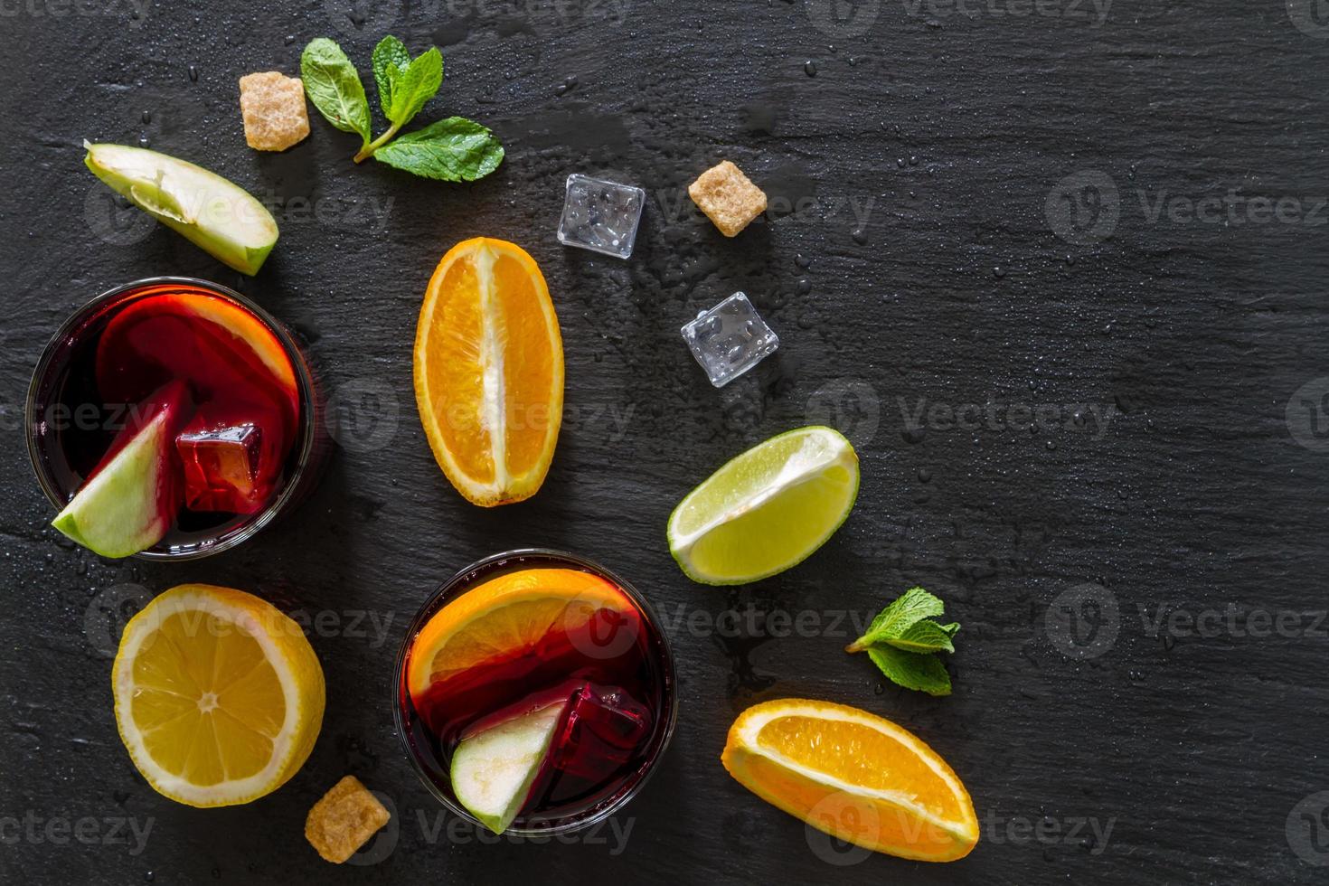 sangria ingredienser - apelsin, citron och lime skivor, vin foto