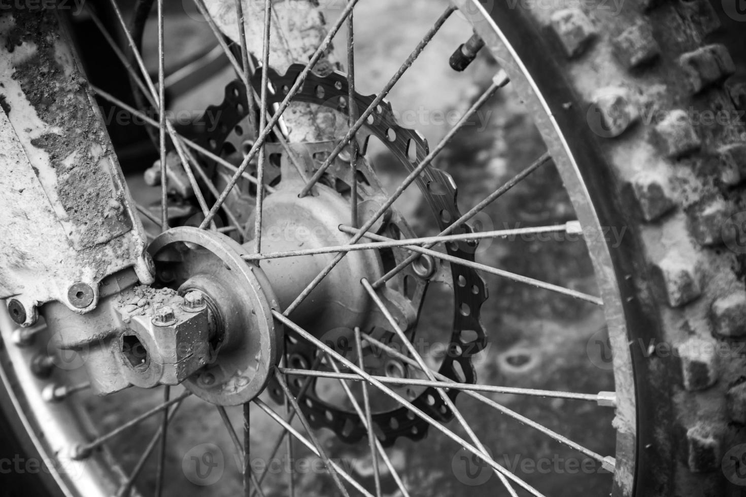 närbild monokromt fragment av framsportens motocrosscykelhjul foto