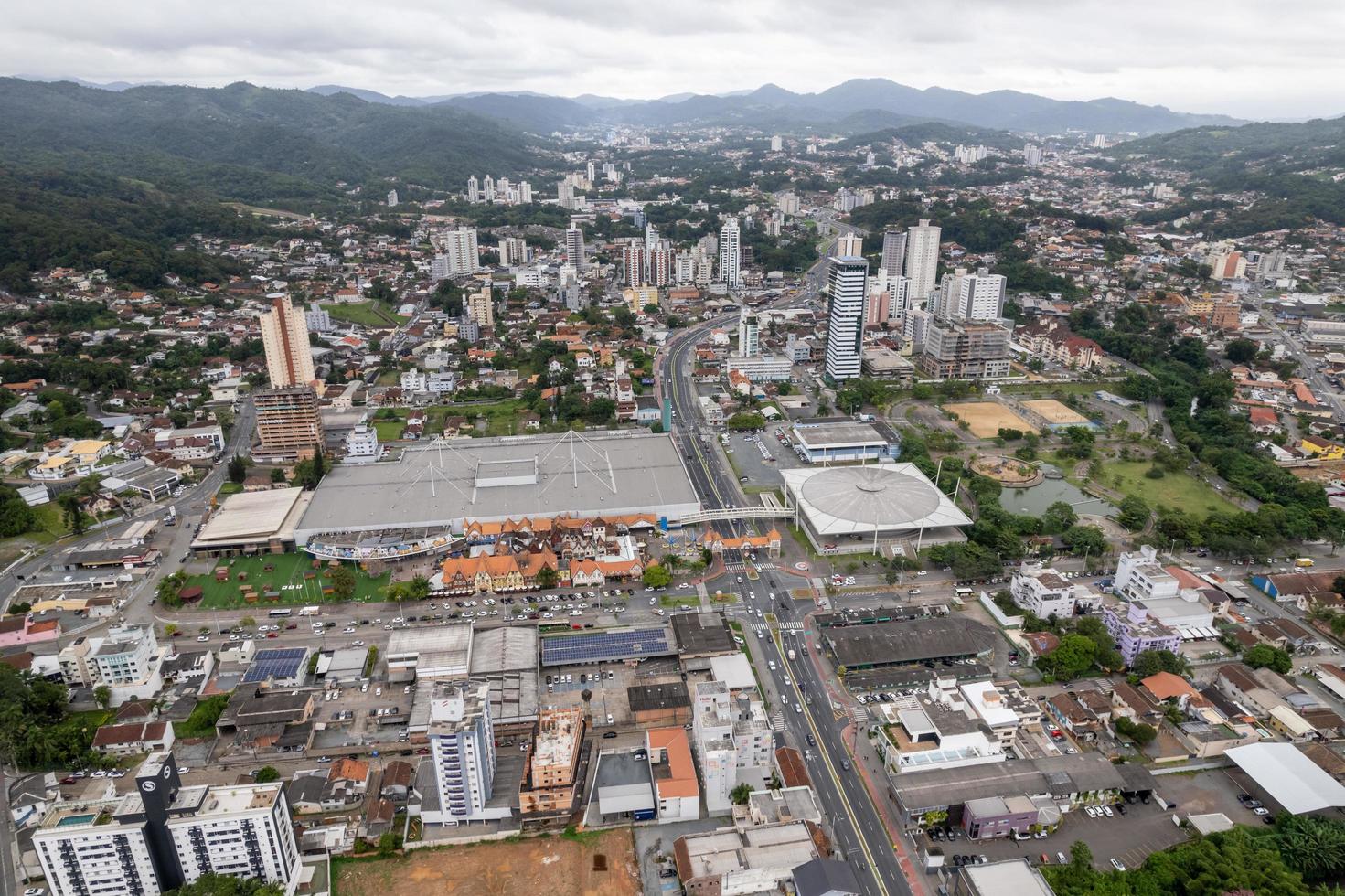 Brasilien, mars 2022 - flygdrönarevy över staden Blumenau foto