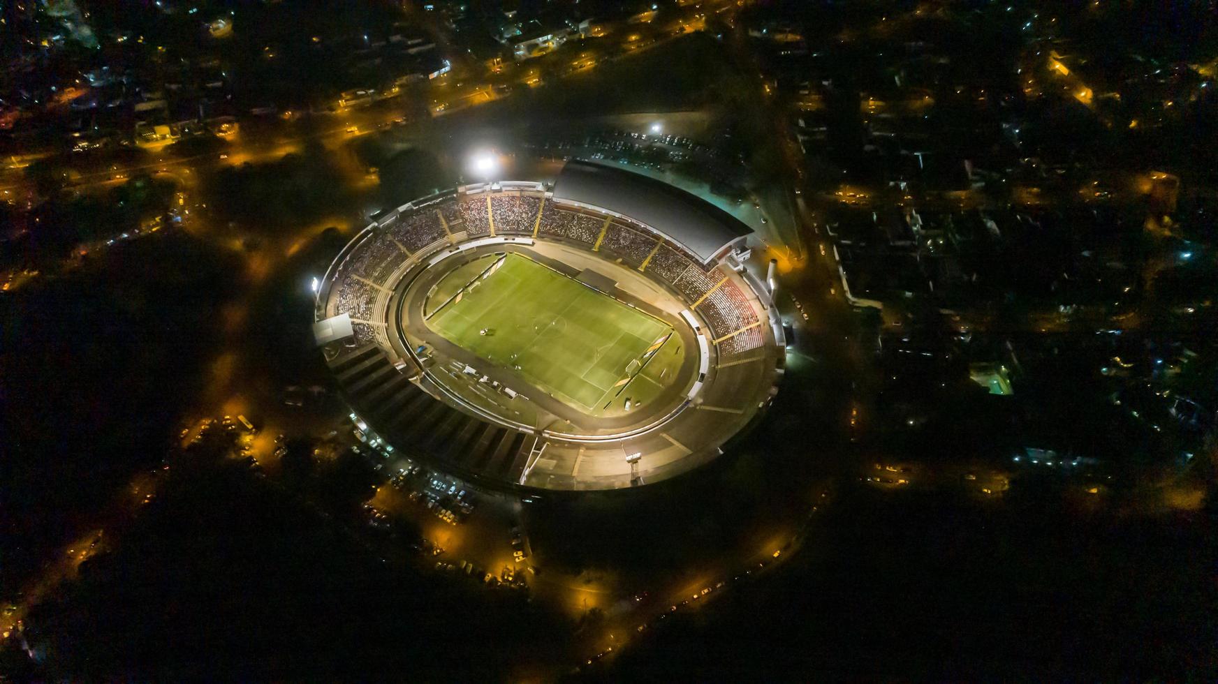 Brasilien, sep 2019 - Flygfoto över Santa Cruz Botafogo stadion på natten foto